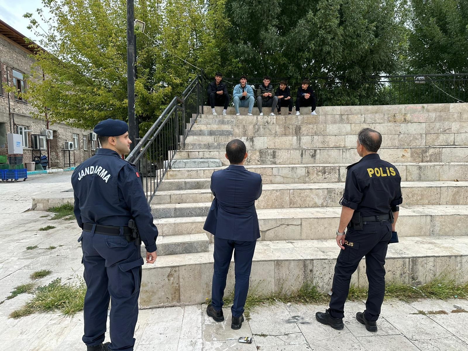Afyonkarahisar Emirdağ Kaymakamı Osman Bilici, güvenlik güçleri tarafından okul çevrelerinde