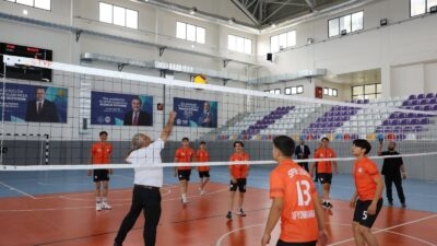 Afyonkarahisar Belediye Başkanı Mehmet Zeybek ilerleyen yaşına rağmen çıktığı voleybol