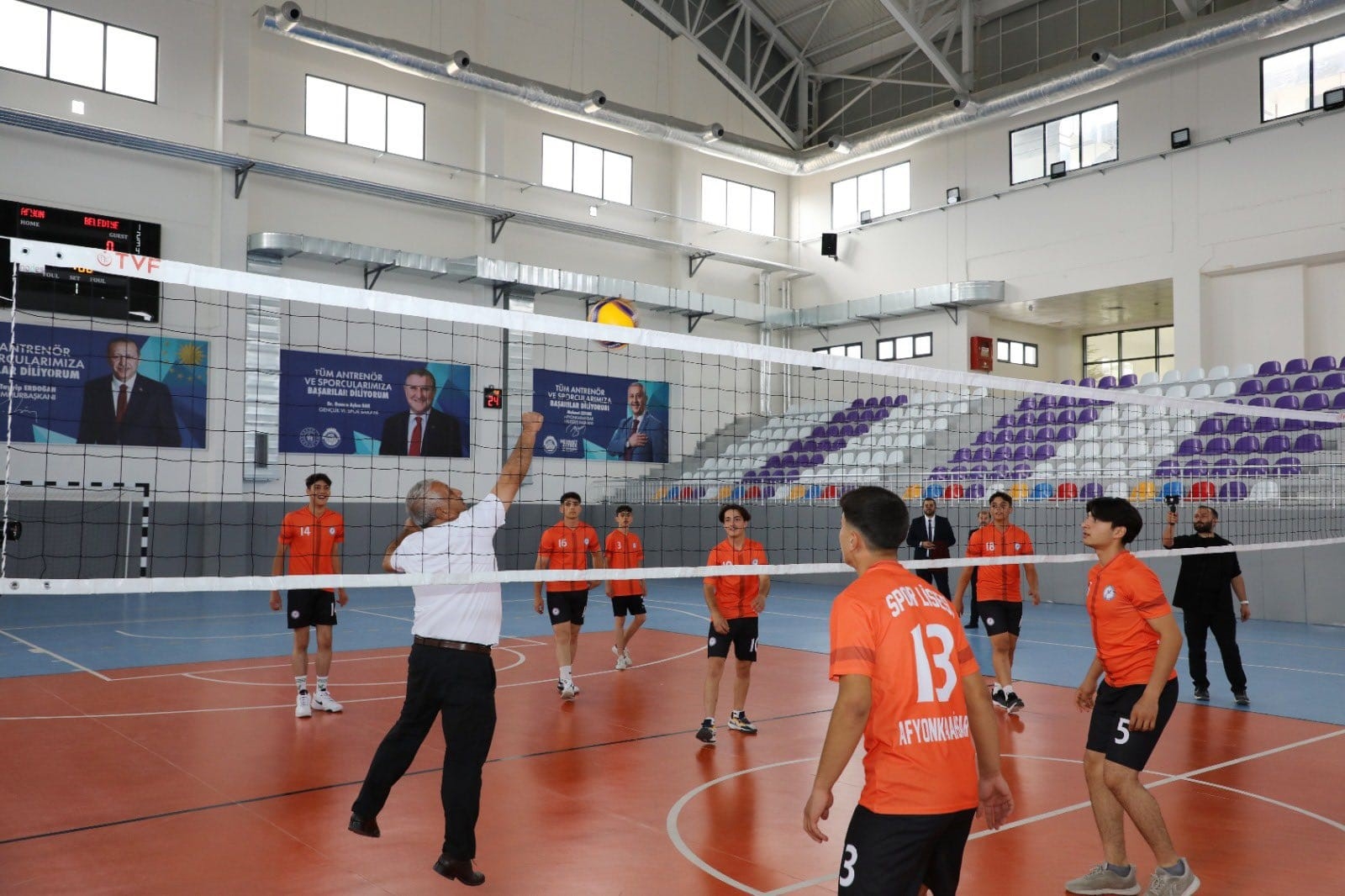 Afyonkarahisar Belediye Başkanı Mehmet Zeybek ilerleyen yaşına rağmen çıktığı voleybol