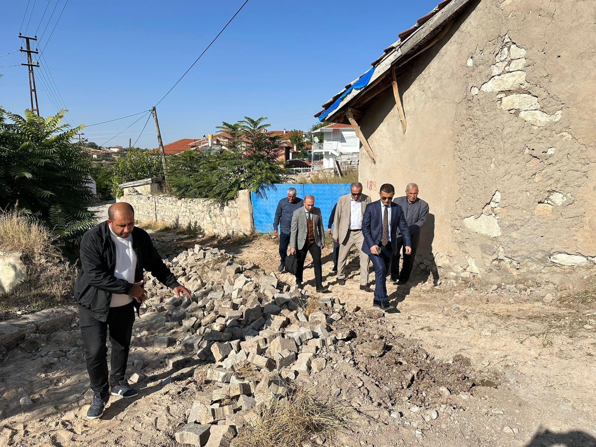 Afyonkarahisar’ın Emirdağ ilçesindeki köylerde başlatılan alt yapı çalışmaları devam ediyor.