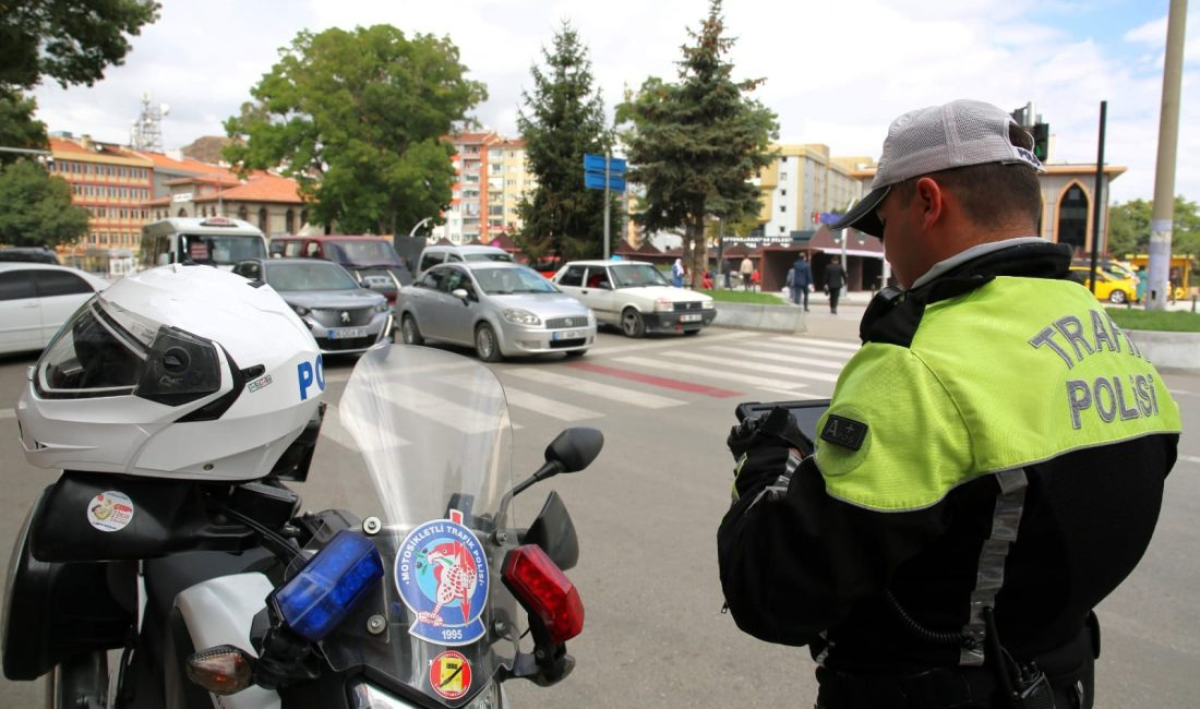 Afyonkarahisar’da güvenlik güçleri tarafından yapılan uygulama da 2 bin 470