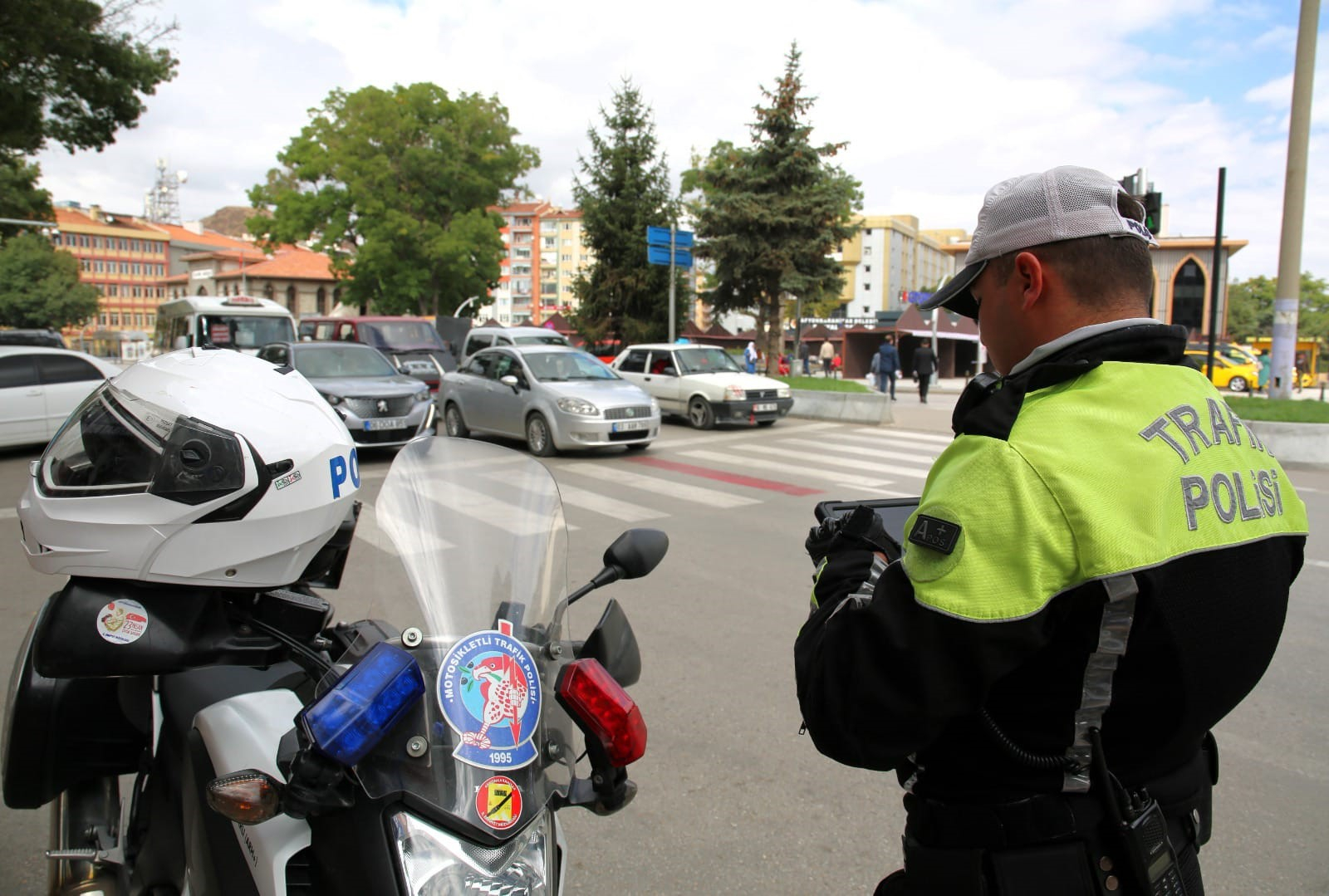Afyonkarahisar’da güvenlik güçleri tarafından yapılan uygulama da 2 bin 470