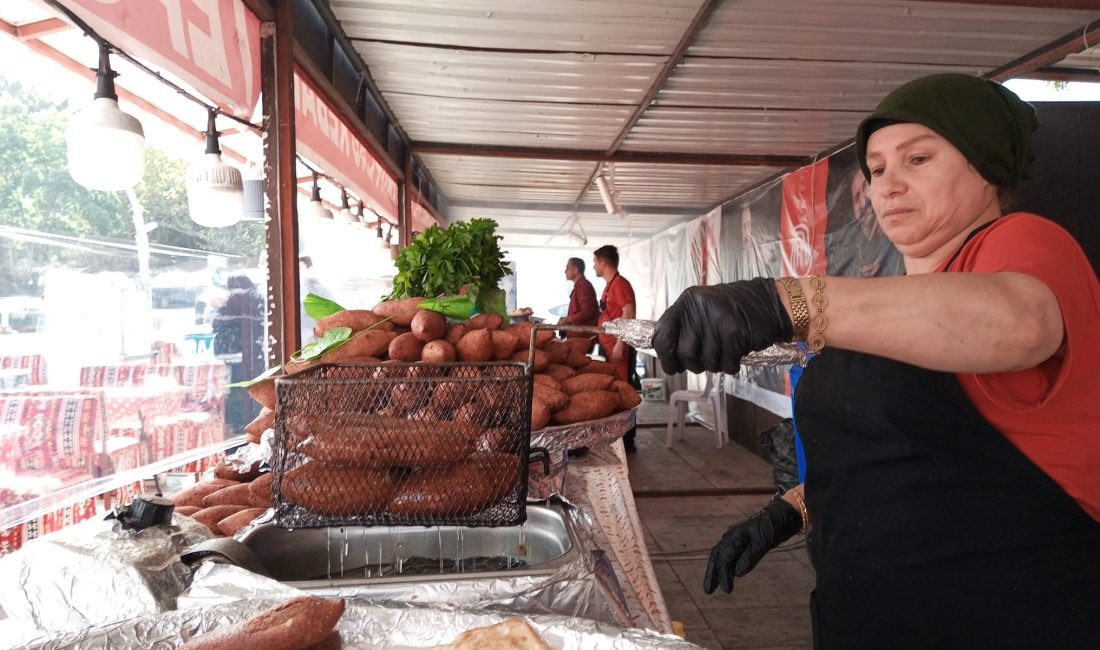 Gaziantep ve Hatay’ın yöresel lezzetleri Afyonkarahisar kent merkezinde kurulan çarşıda görücüye