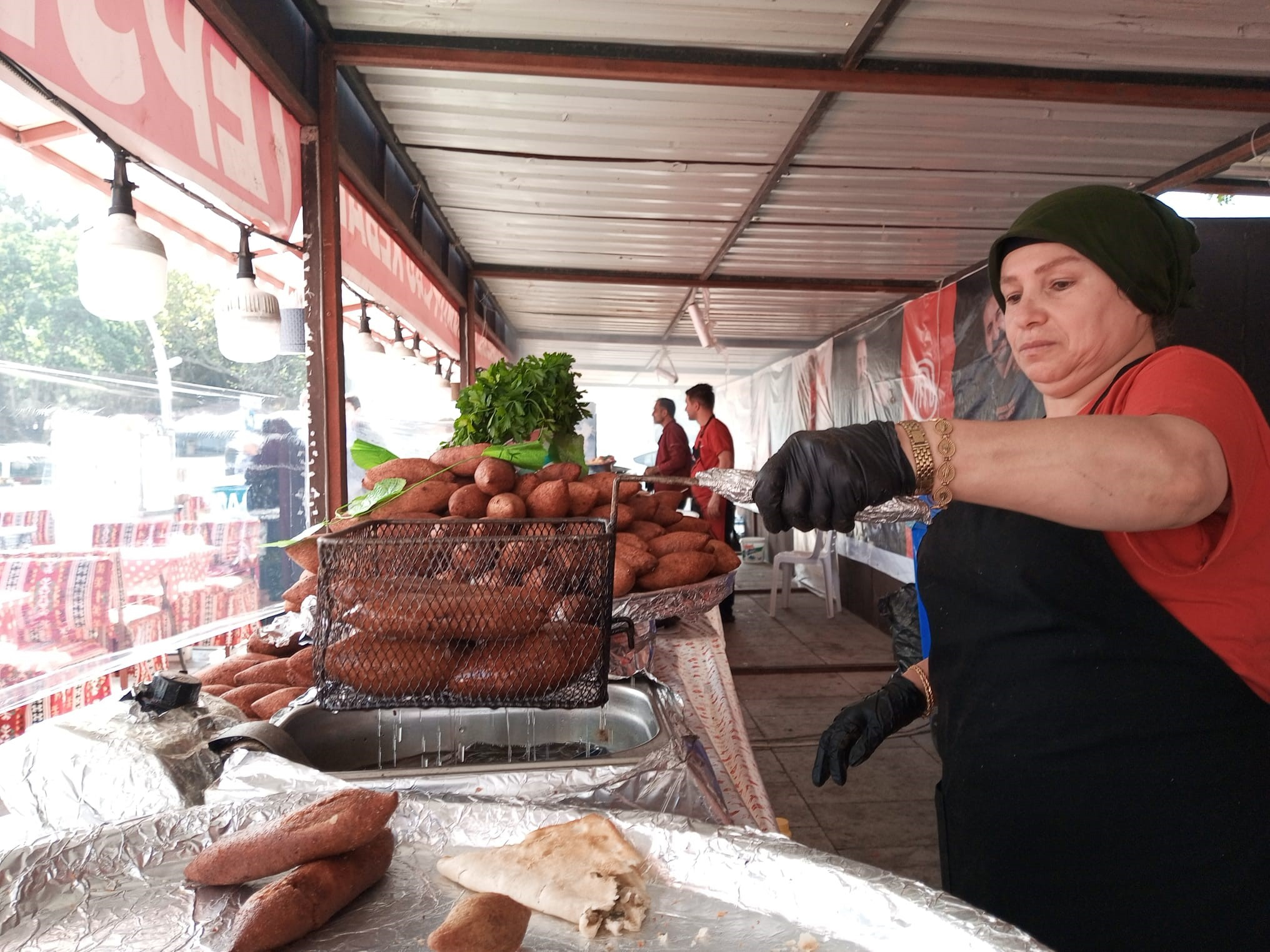 Gaziantep ve Hatay’ın yöresel lezzetleri Afyonkarahisar kent merkezinde kurulan çarşıda görücüye