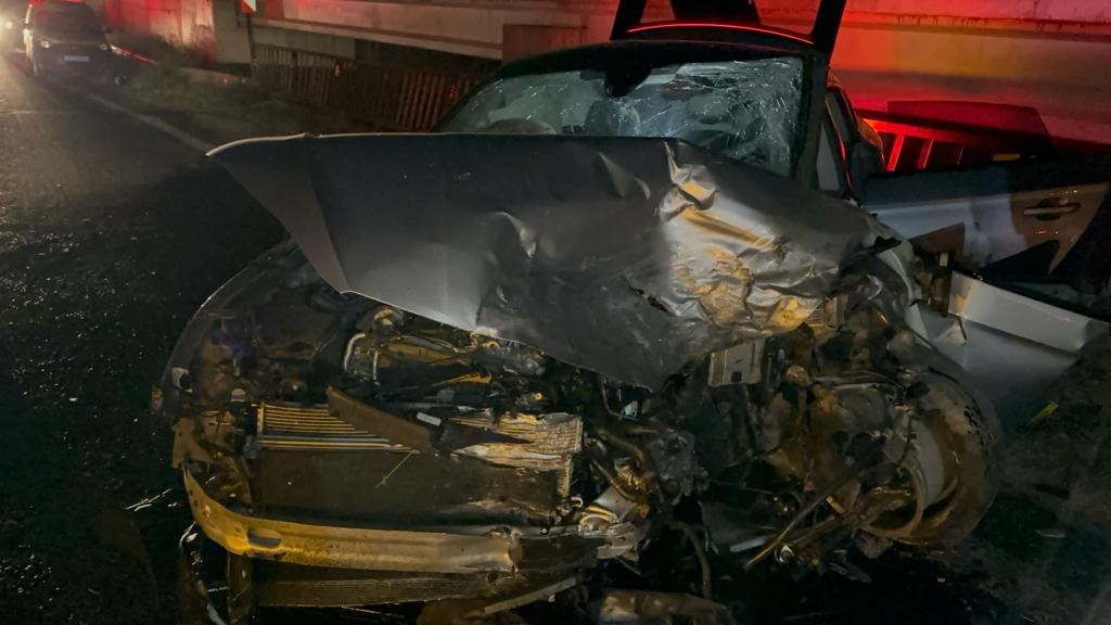 Afyonkarahisar’da iki otomobili çarpıştığı ve hurdaya dönen otomobillerde 3 kişi