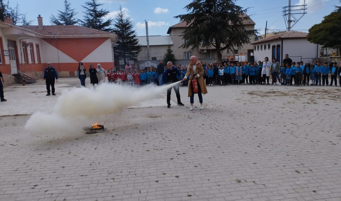 AFAD’dan ilkokul öğrencilerine tatbikat Afyonkarahisar İl Afet ve Acil Durum Müdürlüğü (AFAD) tarafından ilkokul