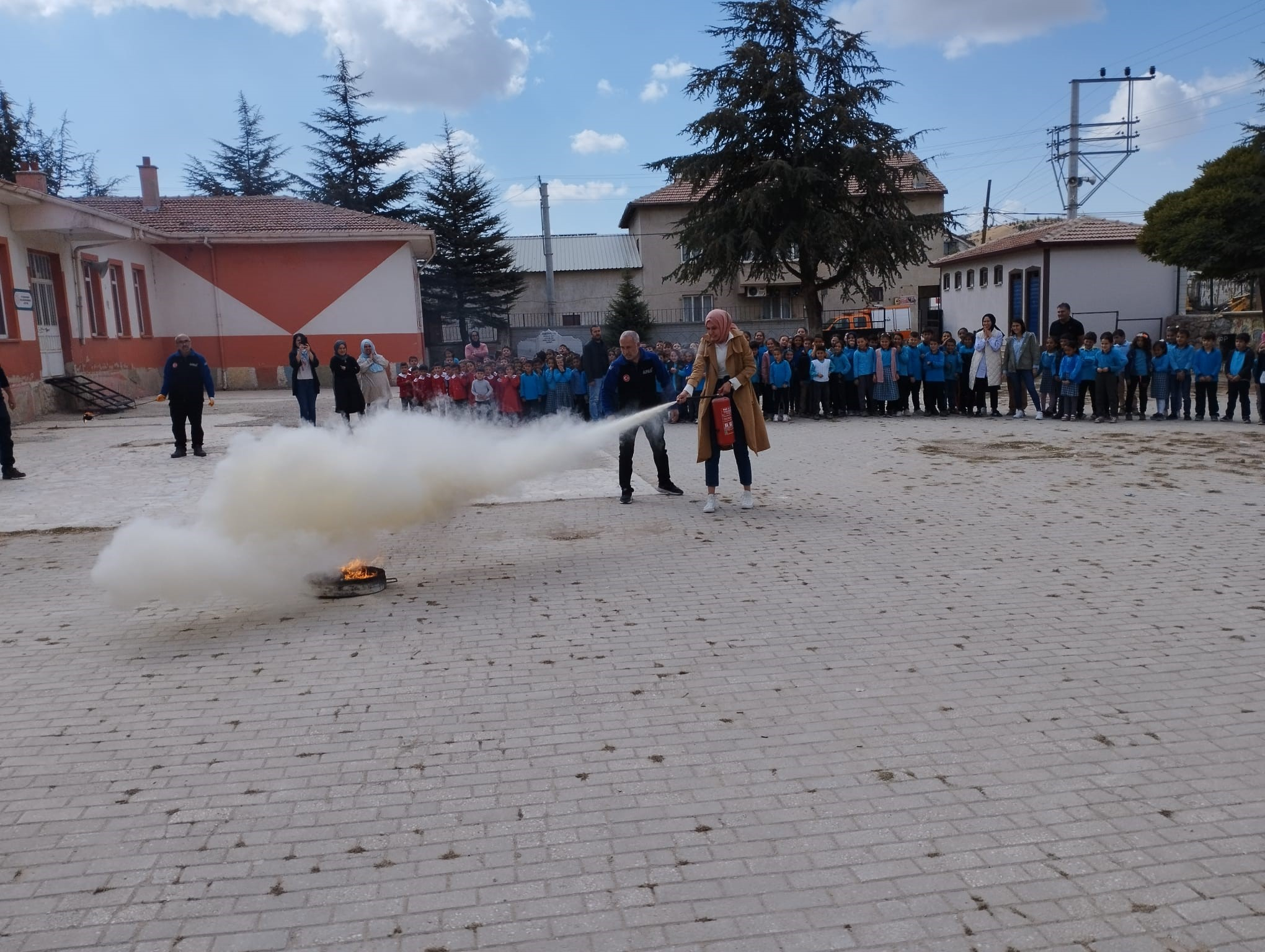Afyonkarahisar İl Afet ve Acil Durum Müdürlüğü (AFAD) tarafından ilkokul