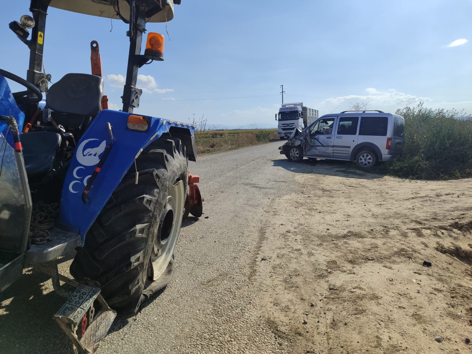 Afyonkarahisar’da hafif ticari araçla traktörün çarpışması sonucu yaşanan trafik kazasında