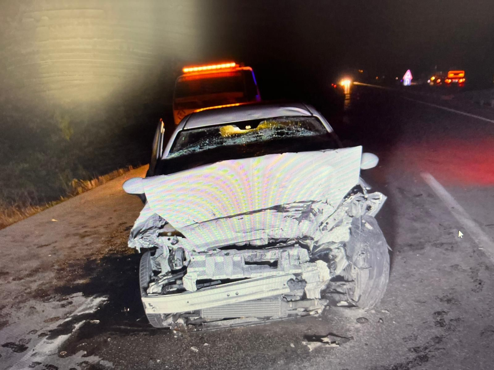 Afyonkarahisar’da kontrolden çıkarak önünde seyreden tıra arkadan çarpan otomobilin sürücüsü