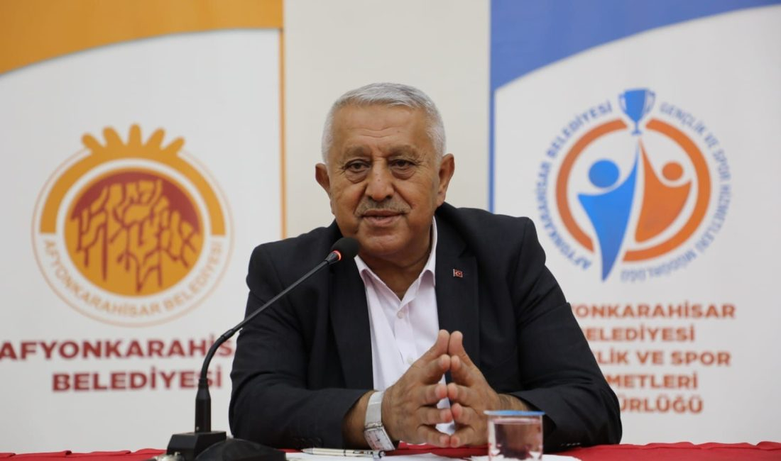 Afyonkarahisar Belediye Başkanı Mehmet Zeybek öğrenciler ile bir araya gelmeye