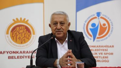 Afyonkarahisar Belediye Başkanı Mehmet Zeybek öğrenciler ile bir araya gelmeye