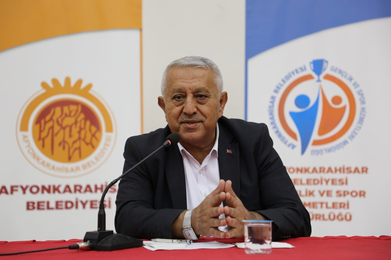 Afyonkarahisar Belediye Başkanı Mehmet Zeybek öğrenciler ile bir araya gelmeye