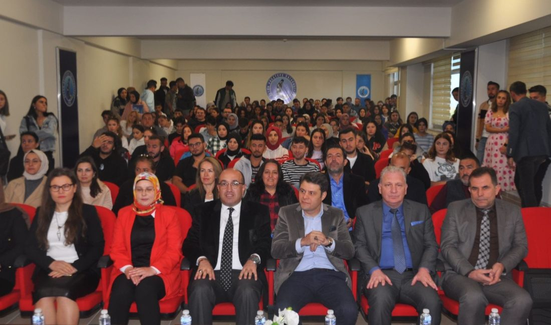Üniversite öğrencilerine oryantasyon eğitimi Afyonkarahisar’ın Sandıklı Kaymakamı Önder Çengel yeni gelen üniversite öğrencileri için