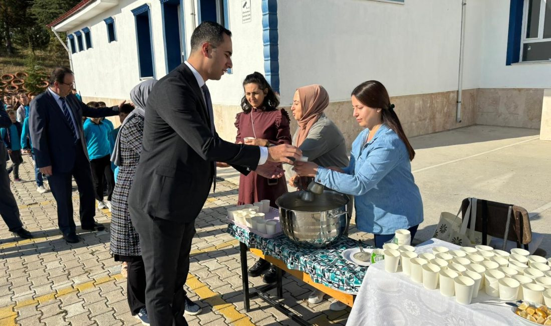 Afyonkarahisar Sultandağı ilçesinde ilkokulu öğrencilerine yönelik meslek tanıtım programı yapılırken