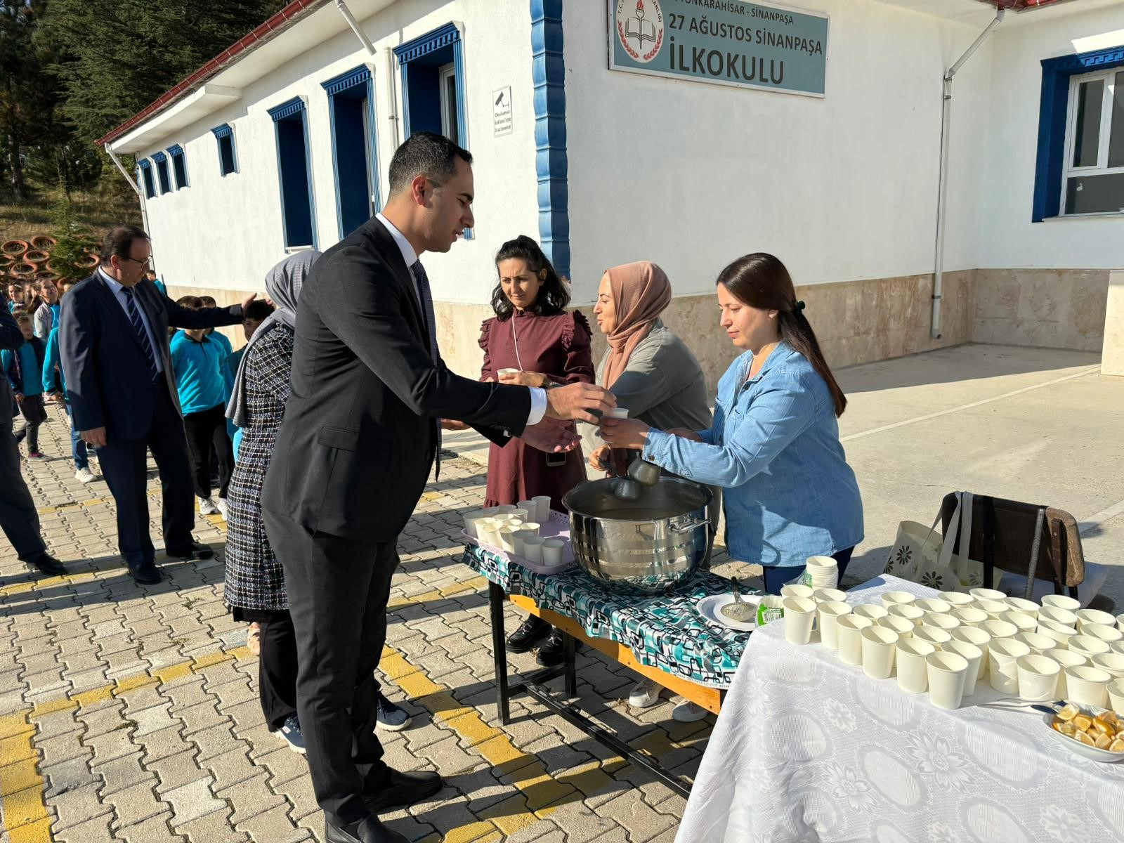 Afyonkarahisar Sultandağı ilçesinde ilkokulu öğrencilerine yönelik meslek tanıtım programı yapılırken