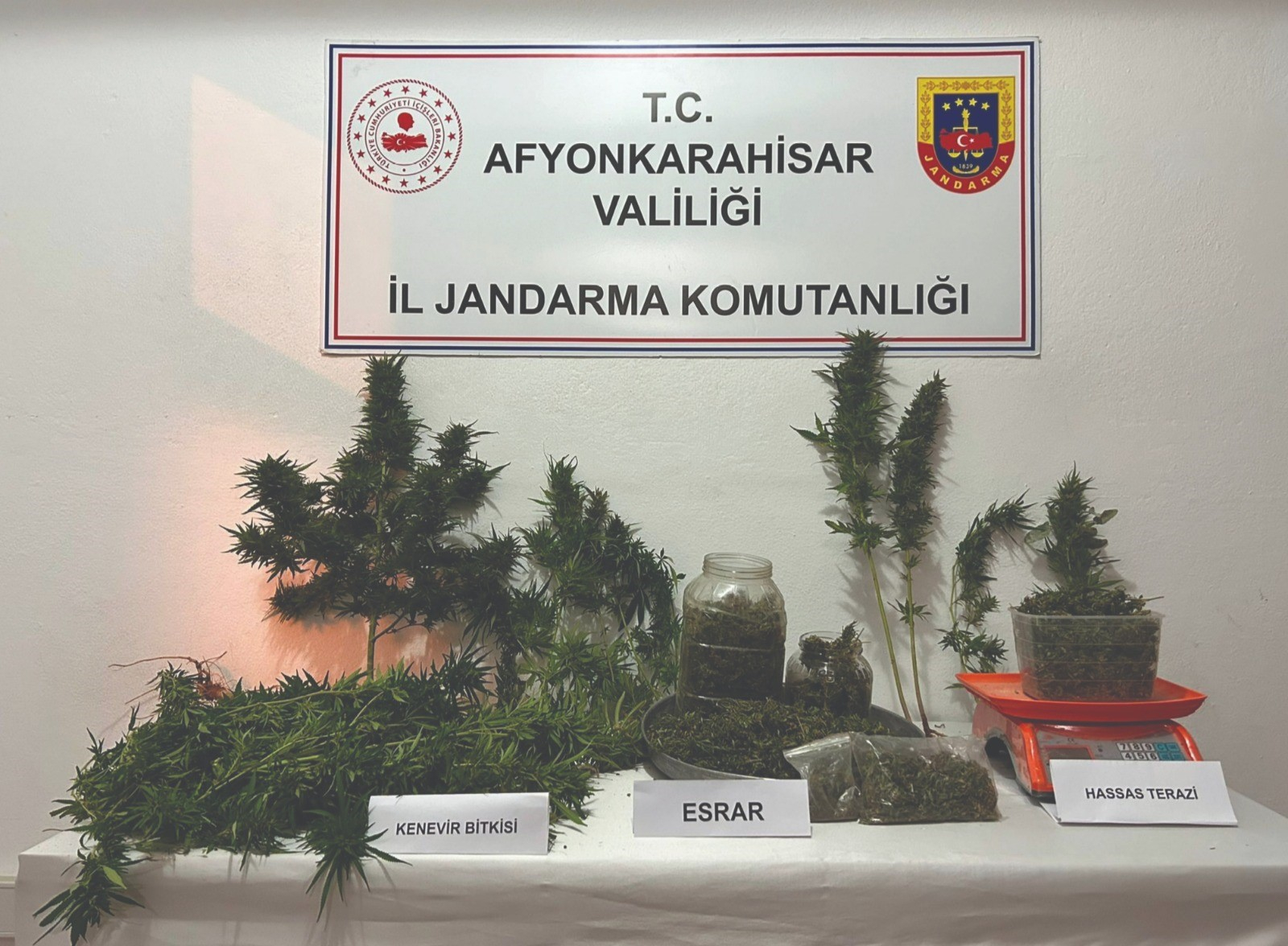 Afyonkarahisar’da bir şahsın evine jandarma tarafından düzenlenen uyuşturucu baskınında 2