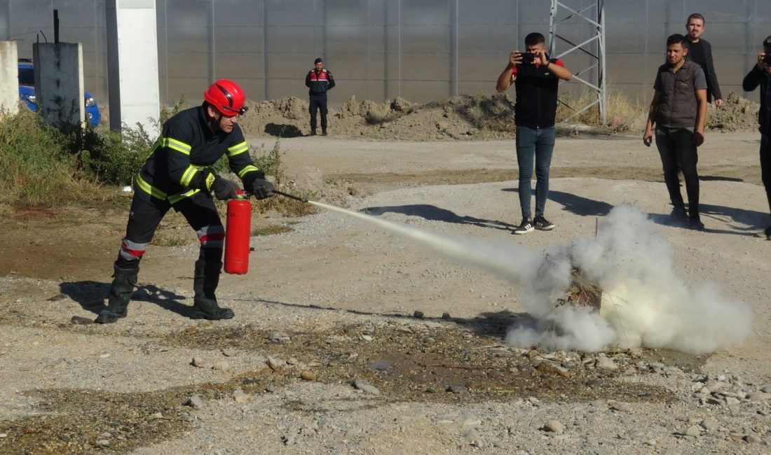 Afyonkarahisar’ın Sandıklı ilçesinde domates serasında yangın tatbikatı gerçekleştirildi. Tatbikatta senaryo