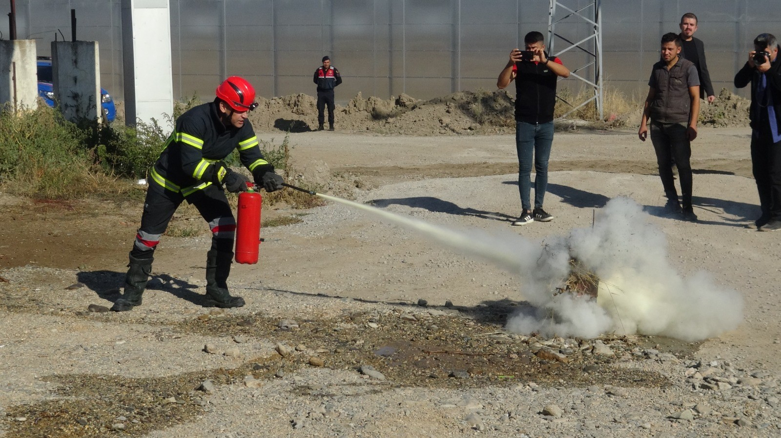 Afyonkarahisar’ın Sandıklı ilçesinde domates serasında yangın tatbikatı gerçekleştirildi. Tatbikatta senaryo
