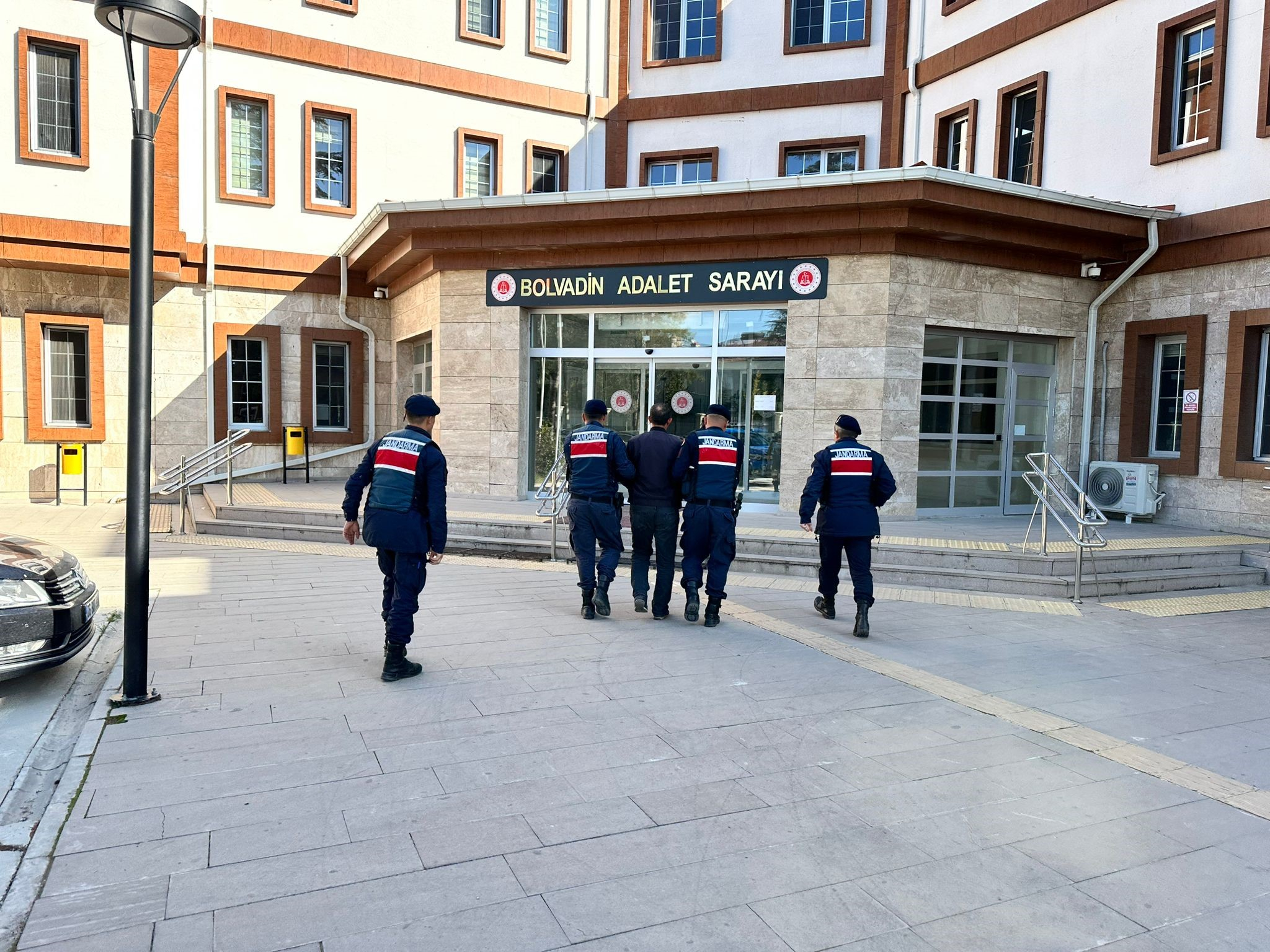 Afyonkarahisar’da jandarma tarafından evine yapılan baskında 2 kilograma yakın esrar