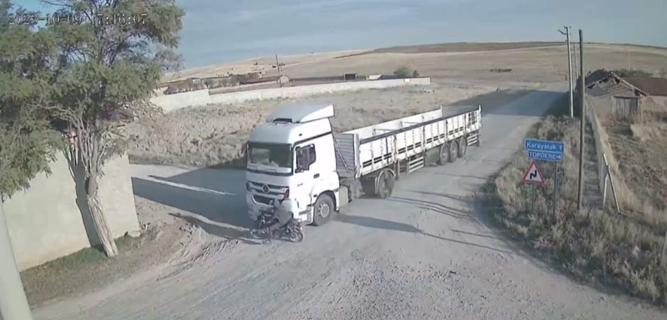 Afyonkarahisar’da tırın motosiklet sürücüsüne çarpıp sürüklendiği anlar saniye saniye güvenlik