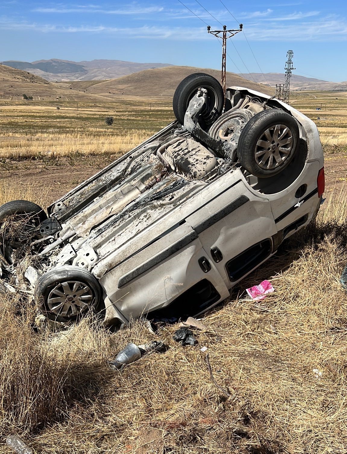 Kayseri’nin Develi ilçesinde hafif ticari araç ile otomobilin kafa kafaya