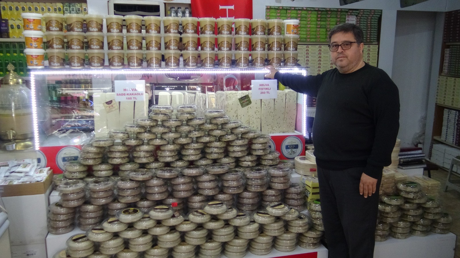 Afyonkarahisar’ın Sandıklı ilçesinde üretimi yapılan helva ve lokum gibi ürünlerden