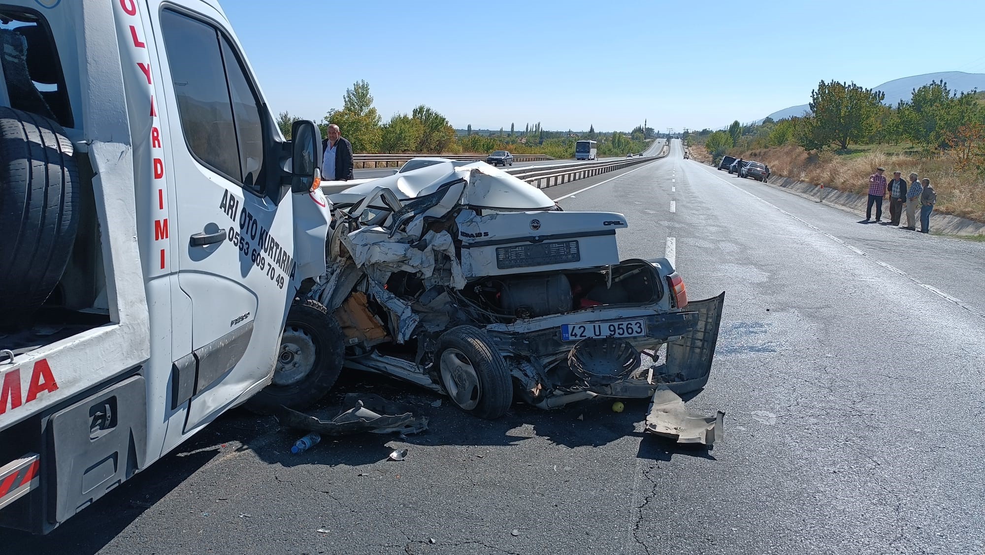 Konya’nın Akşehir ilçesinde araba yüklü kurtarıcı, aynı yöndeki otomobile arkadan