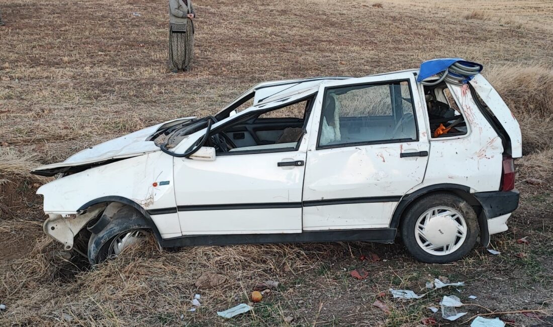 Afyonkarahisar’da otomobil şarampole devrildi Afyonkarahisar’ın İscehisar ilçesinde kontrolden çıkan otomobilin şarampole devrildi. Kazada aynı