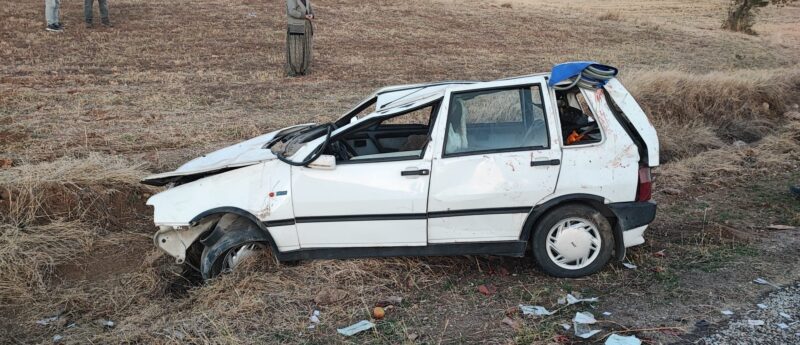 Afyonkarahisar’ın İscehisar ilçesinde kontrolden çıkan otomobilin şarampole devrildi. Kazada aynı