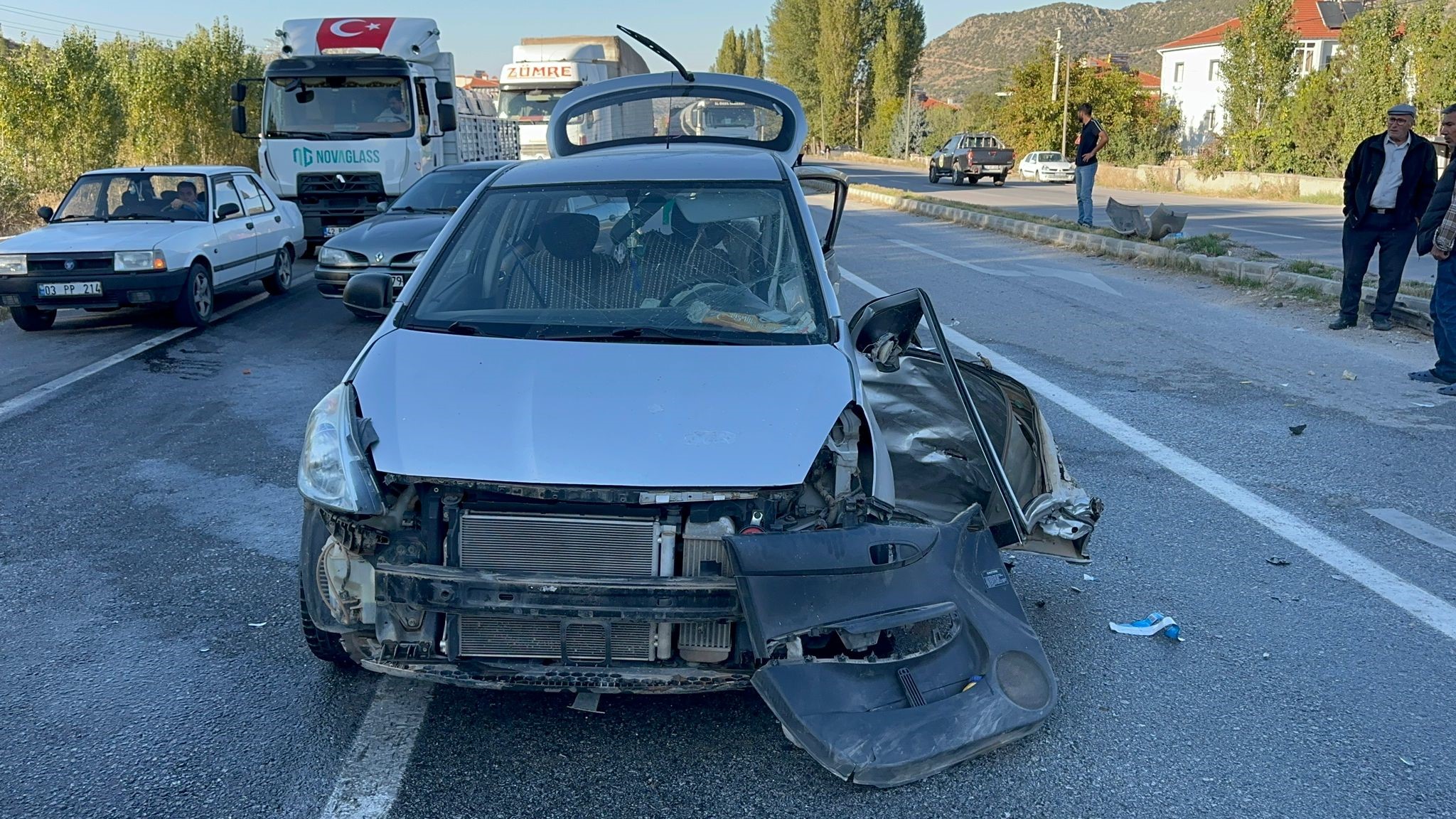 Afyonkarahisar’da kamyonet ile otomobilin çarpışması sonucu yaşanan trafik kazasında biri