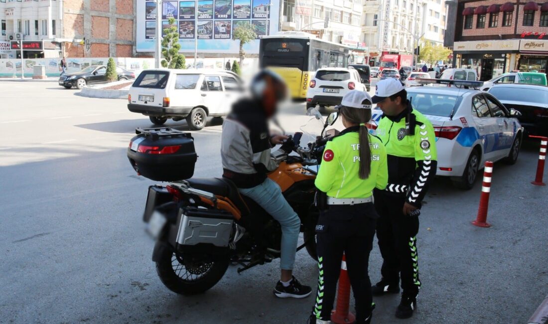 Afyonkarahisar’da ‘şok’ uygulaması Afyonkarahisar’da güvenlik güçleri tarafından yapılan ‘şok’ denetimde 12 araç sürücüsüne