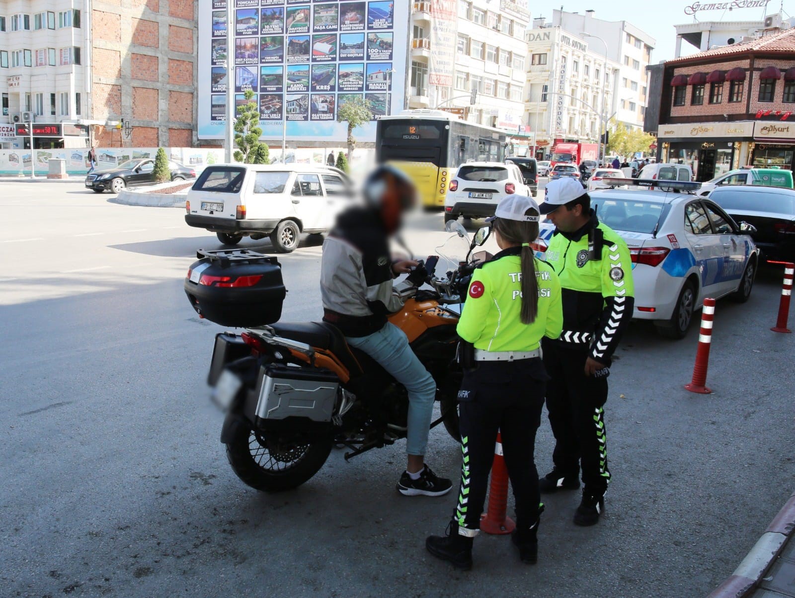 Afyonkarahisar’da güvenlik güçleri tarafından yapılan ‘şok’ denetimde 12 araç sürücüsüne