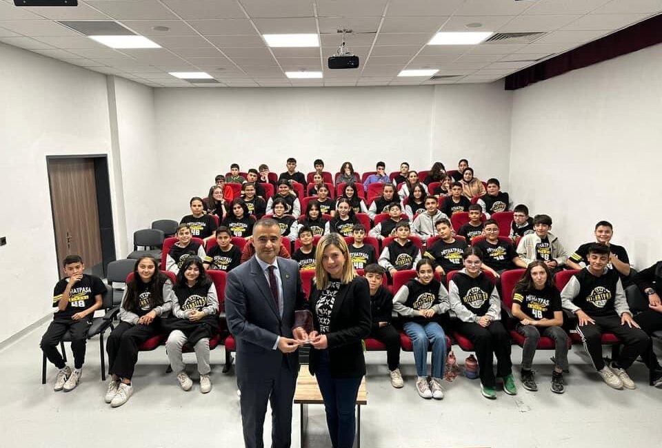 Afyonkarahisar Emirdağ Kaymakamı Osman Bilici 8. sınıf öğrencilerine ‘kariyer günü’