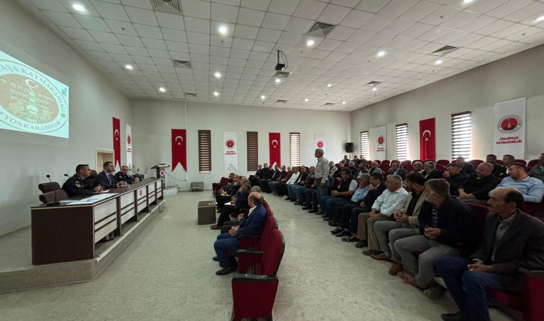 Afyonkarahisar Sinanpaşa Kaymakamı Yaşar Artar Muhtarlarla istişare toplantısı düzenledi toplantının