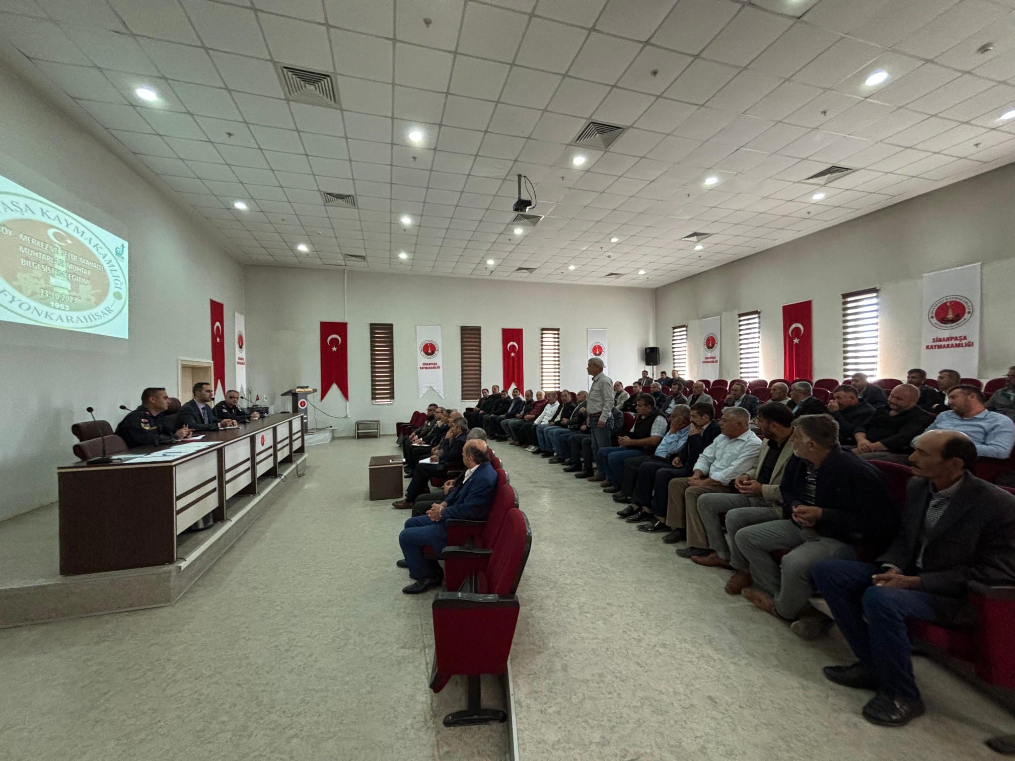 Afyonkarahisar Sinanpaşa Kaymakamı Yaşar Artar Muhtarlarla istişare toplantısı düzenledi toplantının