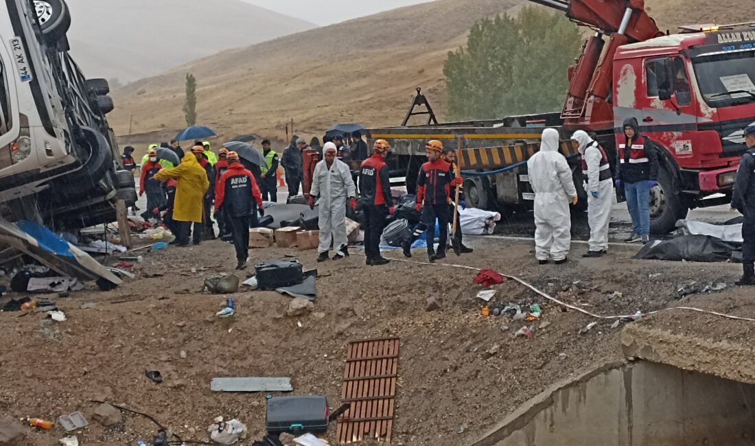 Sivas’ta sabahın ilk ışıklarında meydana gelen kazada 7 kişi hayatını