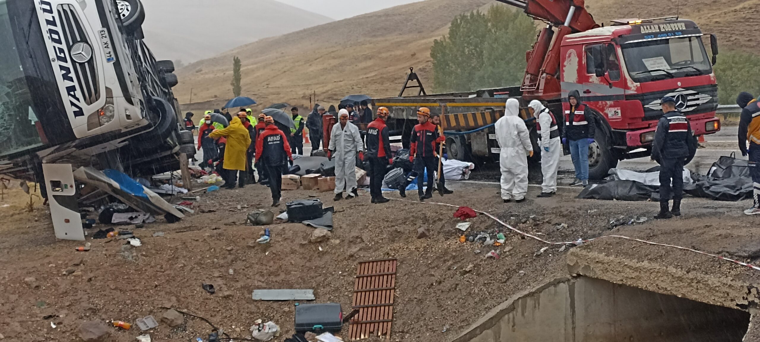 Sivas’ta sabahın ilk ışıklarında meydana gelen kazada 7 kişi hayatını