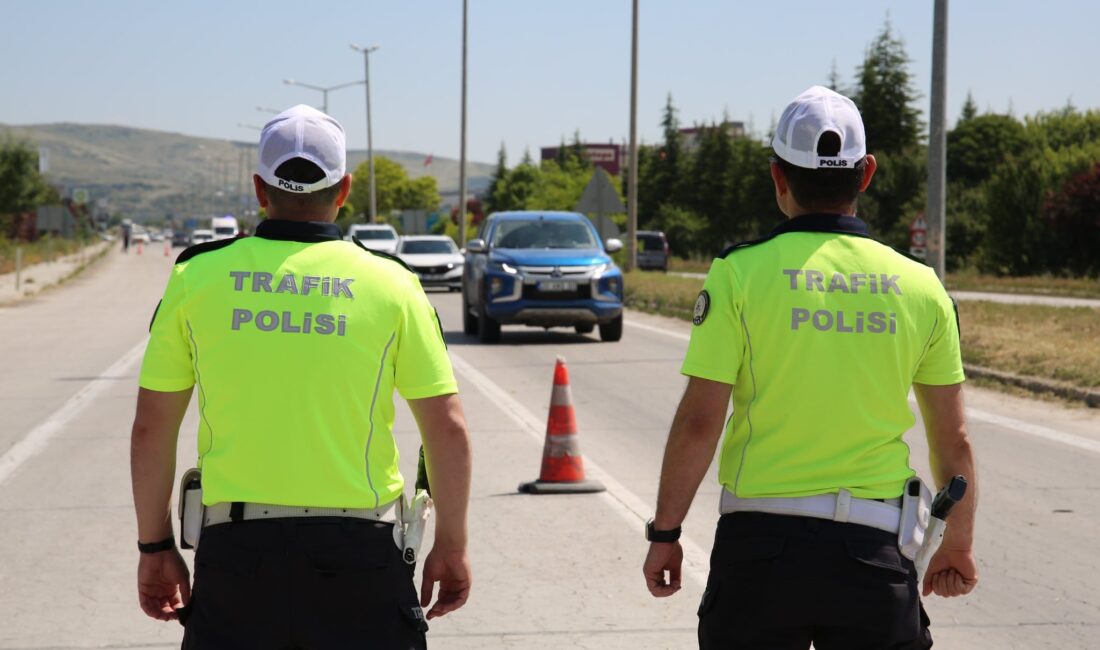 Afyonkarahisar’da güvenlik güçleri tarafından yapılan trafik denetiminde 235 araç sürücüsüne
