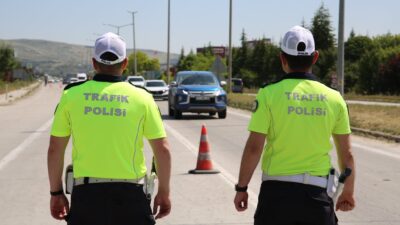 Afyonkarahisar’da güvenlik güçleri tarafından yapılan trafik denetiminde 235 araç sürücüsüne