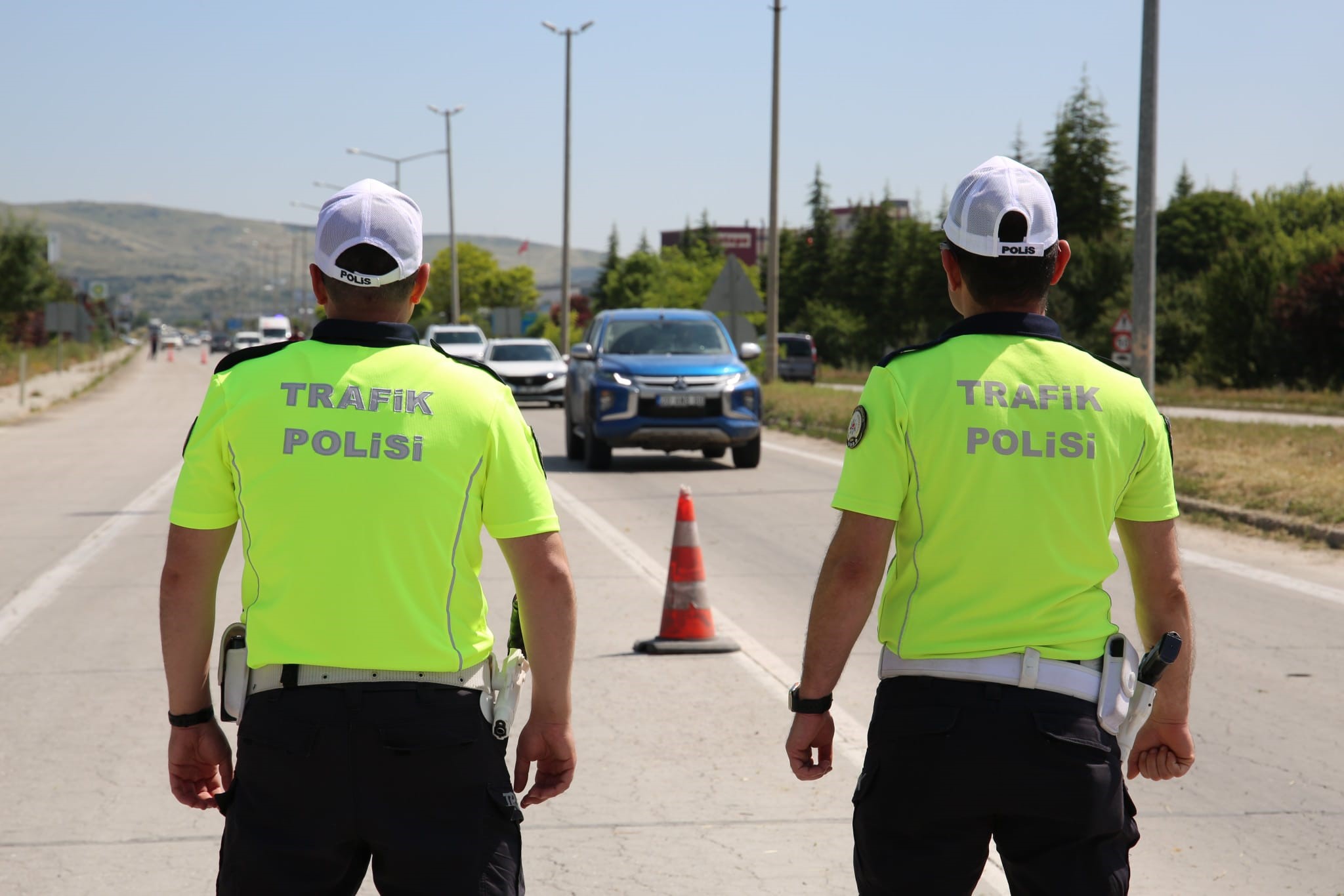 Afyonkarahisar’da güvenlik güçleri tarafından yapılan trafik denetiminde 235 araç sürücüsüne