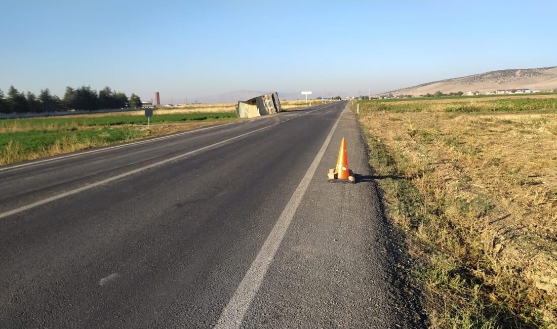 Afyonkarahisar’da kontrolden çıkan şeker pancarı yüklü tır tarım arazisine devrildi.