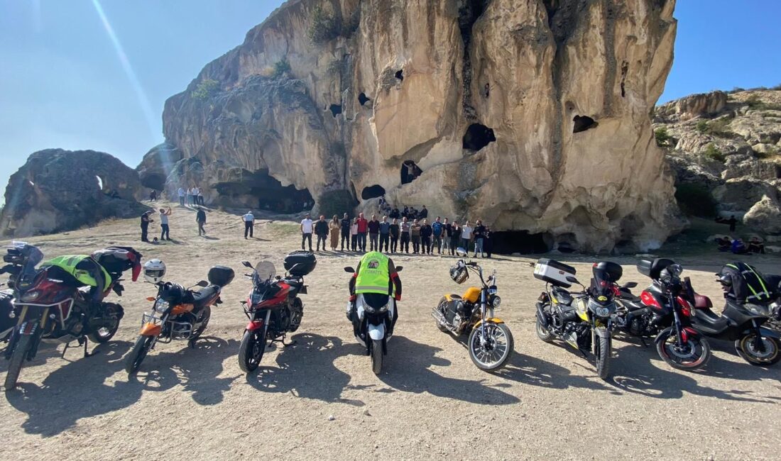 Afyonkarahisar’a gelen yüzlerce motosiklet sevdalıları, yaptıkları gezi ile kentin güzelliklerini