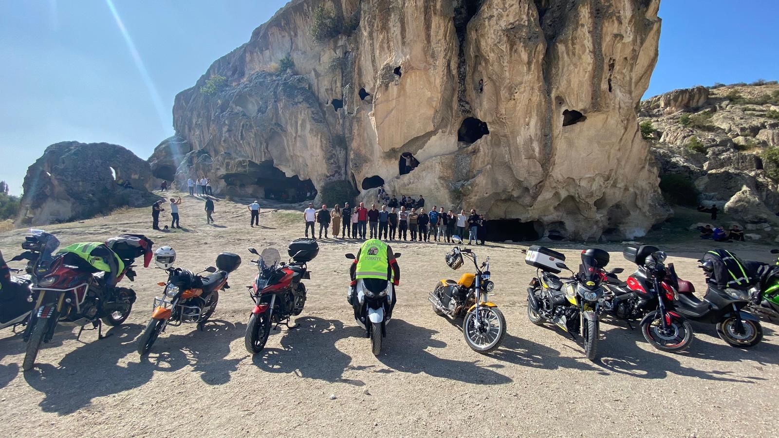 Afyonkarahisar’a gelen yüzlerce motosiklet sevdalıları, yaptıkları gezi ile kentin güzelliklerini