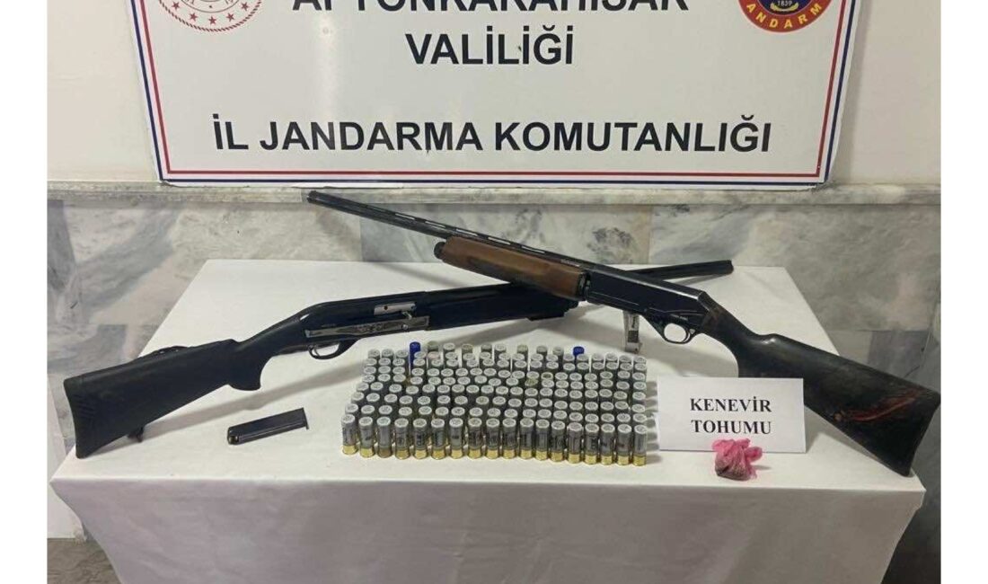 Jandarmadan ruhsatsız silah baskını Afyonkarahisar merkeze bağlı Salar Beldesi’nde 5 şüpheli şahsa ait ev