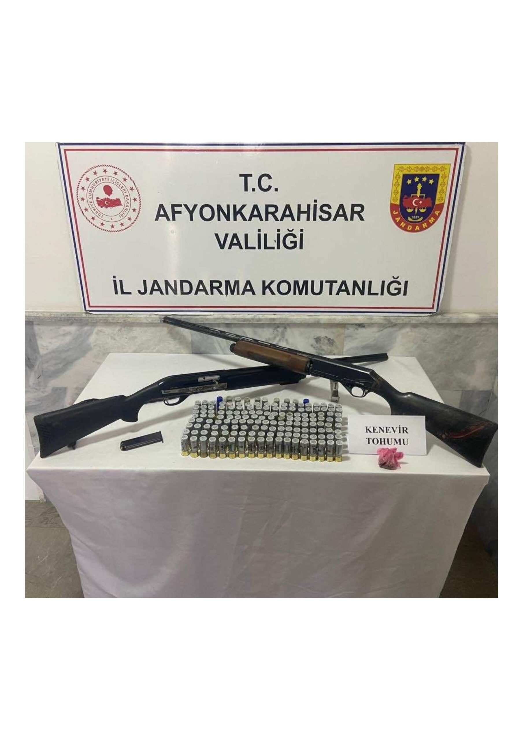 Afyonkarahisar merkeze bağlı Salar Beldesi’nde 5 şüpheli şahsa ait ev