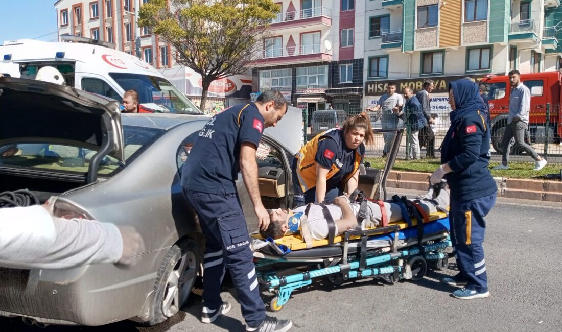 Afyonkarahisar’da seyir halindeyken lastiği patlayan aracın kontrolden çıkarak yol kenarındaki