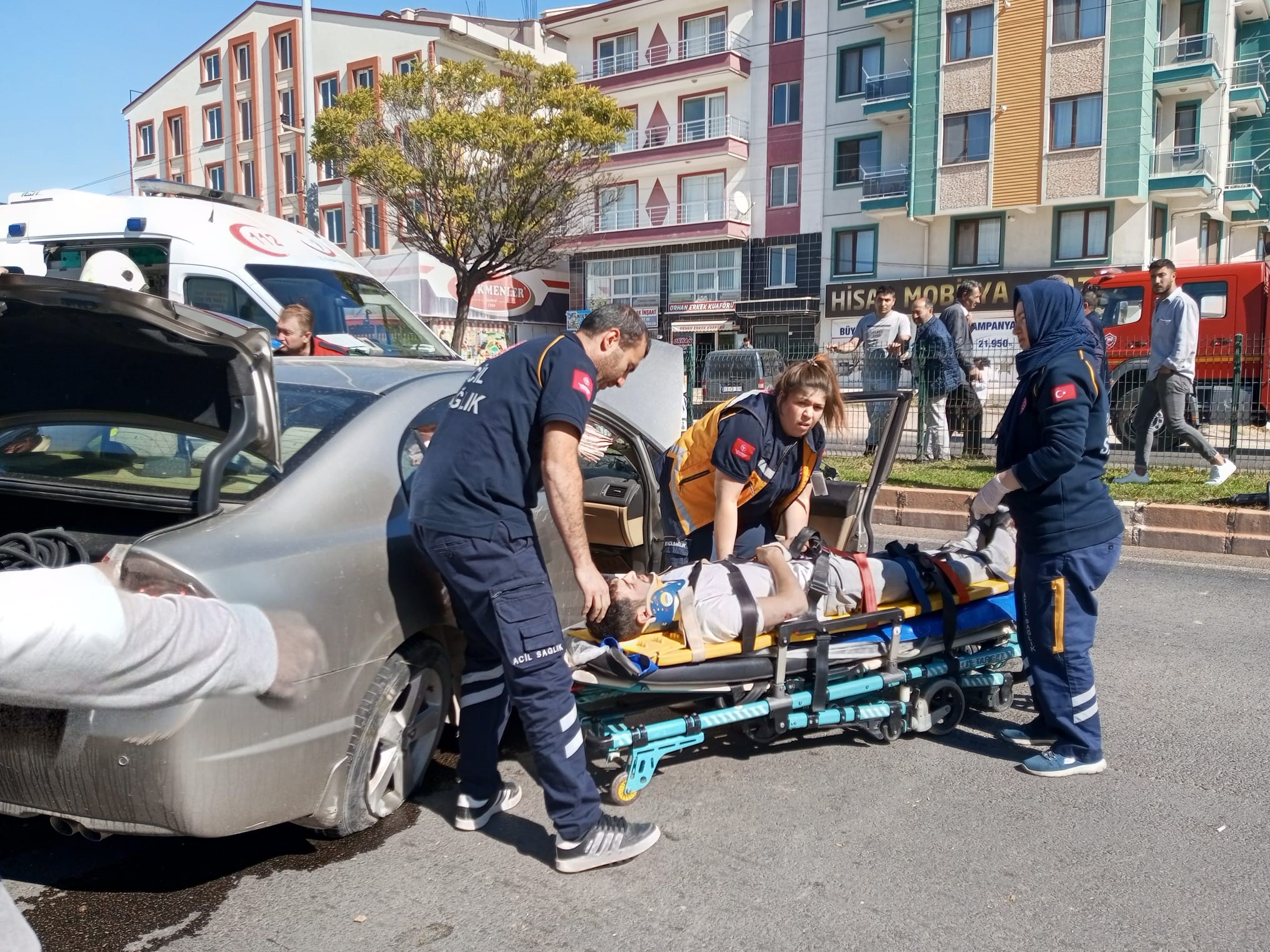 Afyonkarahisar’da seyir halindeyken lastiği patlayan aracın kontrolden çıkarak yol kenarındaki