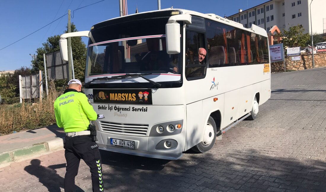 Afyonkarahisar’ın Dinar ilçesinde polis tarafından okul servis araçlarına yönelik denetim