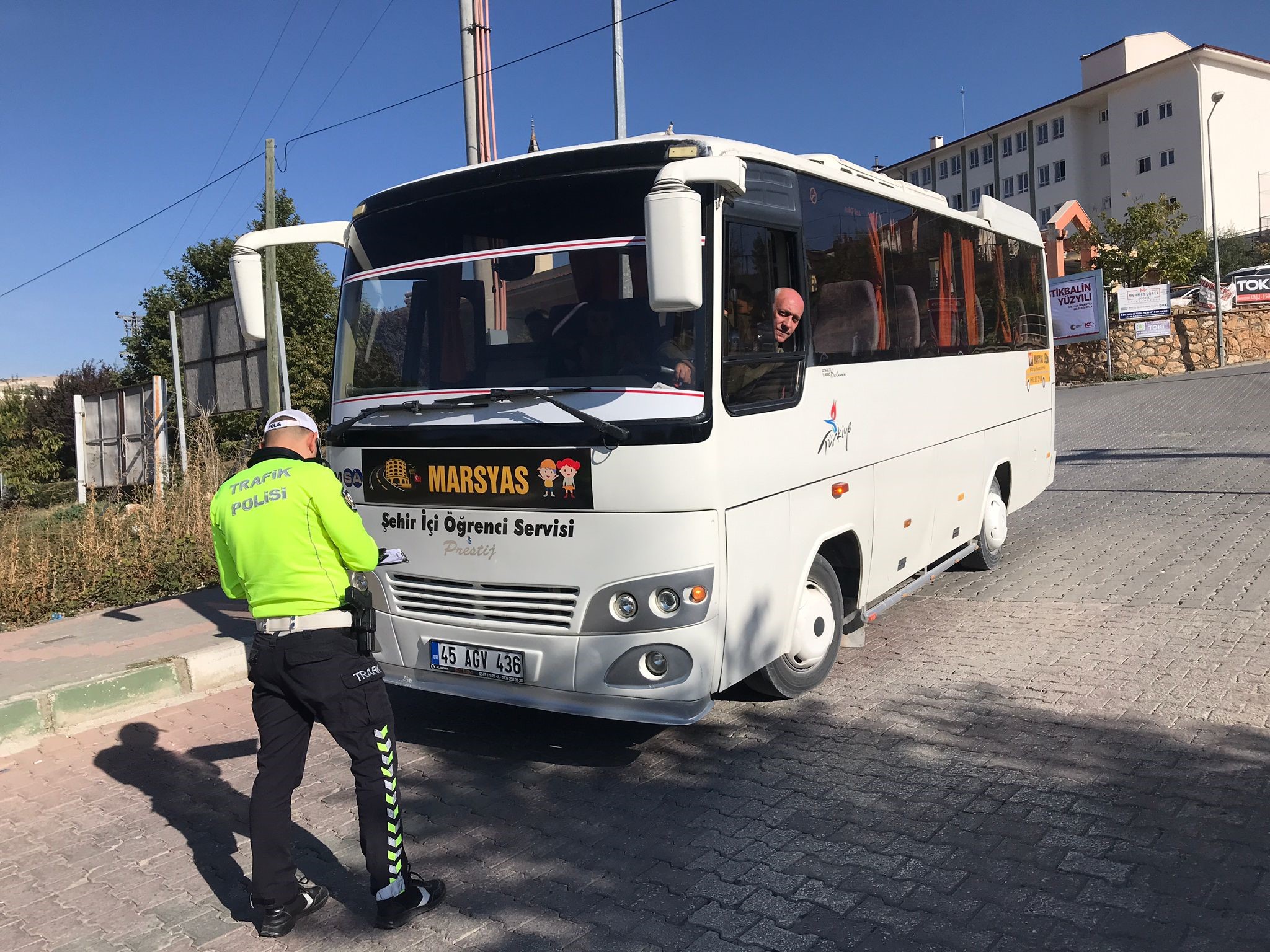 Afyonkarahisar’ın Dinar ilçesinde polis tarafından okul servis araçlarına yönelik denetim