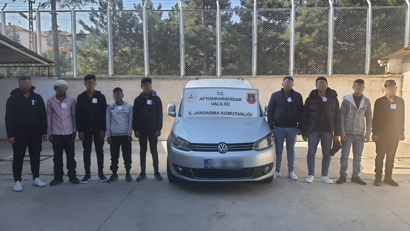 Afyonkarahisar İl Jandarma Komutanlığı kiralık araç ile insan kaçakçılığı yapan